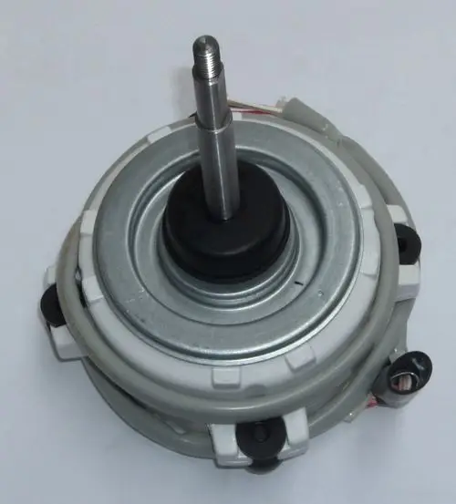 Lüftermotor von Daikin mit einem runden Gehäuse, zentraler Welle und elektrischen Anschlüssen, geeignet für spezielle Klimaanlagensysteme.